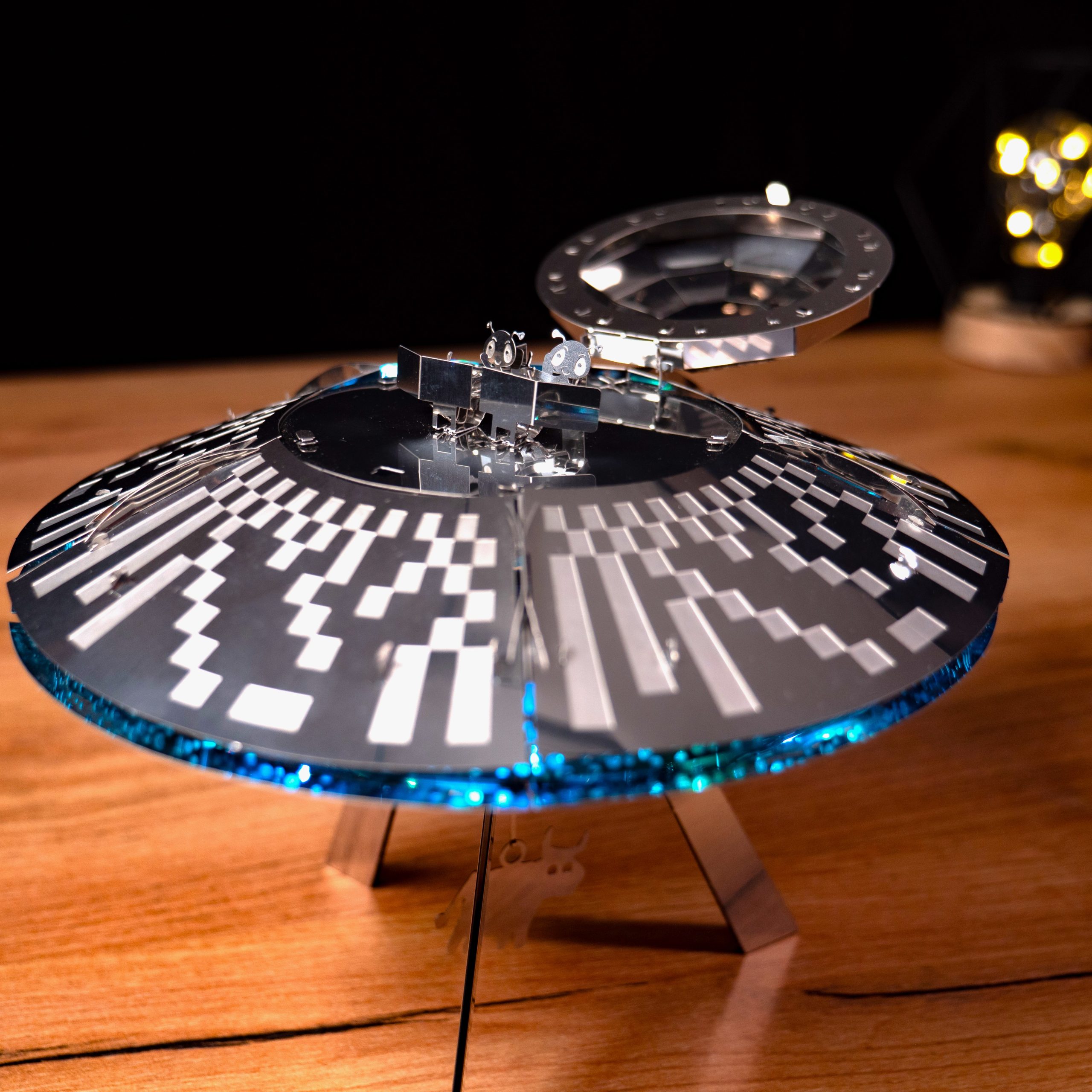 Stellar Raiders UFO with Aliens Electronic Model DIY Kit - Image 6